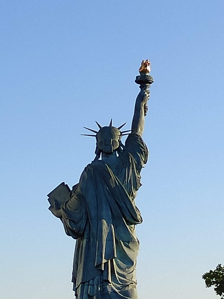 La copie de la statue de la liberté du Pont de Grenelle à Paris (vue de dos)