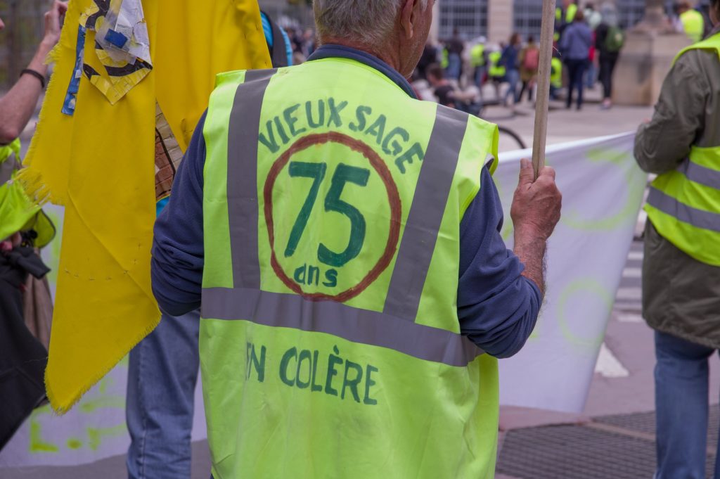 Mouvement des Gilets Jaunes 202O: Inscription au dos du gilet jaune d'un manifestant "Vieux sage en colère", "75 ans" inscrit dans un cercle rouge