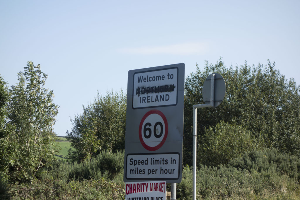 Un panneau routier à la frontière de l'Irlande du Nord où le mot "Northern" (du nord) est effacé