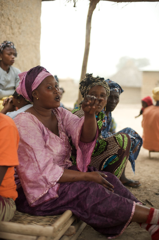 En Guinée, des femmes s'expriment lors d'une réunion de village sur l'améloration des serrvices publics