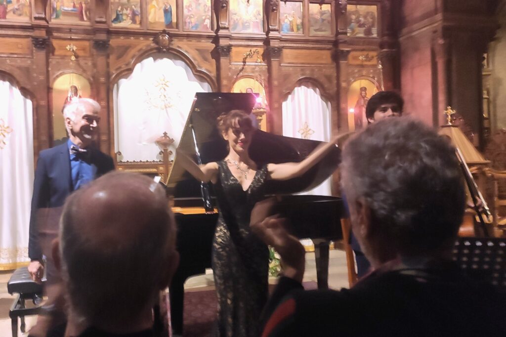 Fin d'un concert dans l'Eglise St Julien le Pauvre, le pianiste, la soprano et le violoncelliste sont applaudis